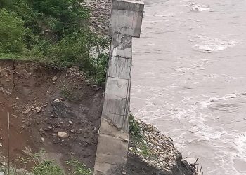 धाप्लाङघाटमा निर्माणाधीन पक्की पुलको खम्बा बाङ्गियो