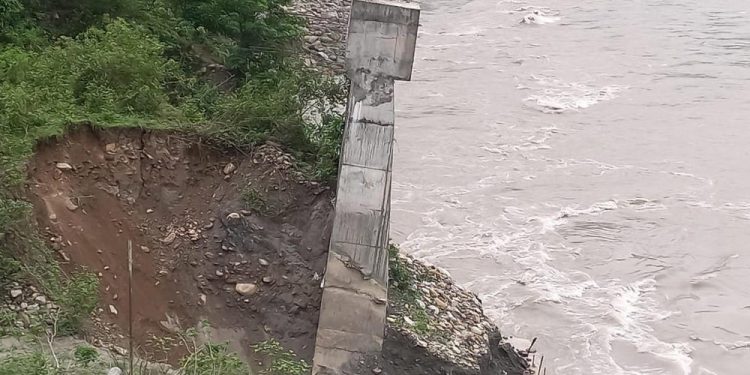 धाप्लाङघाटमा निर्माणाधीन पक्की पुलको खम्बा बाङ्गियो