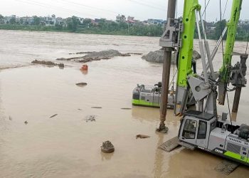 रतुवा नदीमा आएको बाढीले डुबानमा पर्‍यो उपकरण