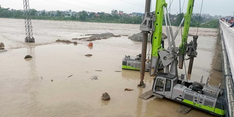 रतुवा नदीमा आएको बाढीले डुबानमा पर्‍यो उपकरण