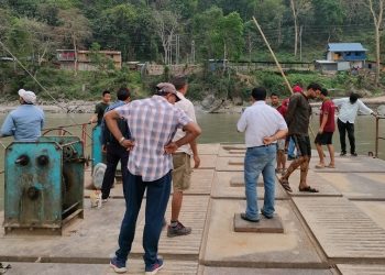 अरुण नदीमा सञ्चालित फेरी पानीको बहाव बढेसँगै बन्द