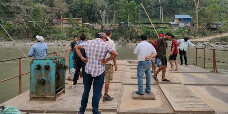 अरुण नदीमा सञ्चालित फेरी पानीको बहाव बढेसँगै बन्द