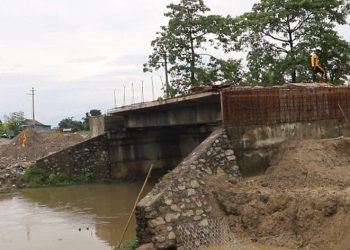 मोरङ : तीन वर्षमा बन्ने भनिएको गेउरिया पुल १० वर्षसम्म पनि बनेन