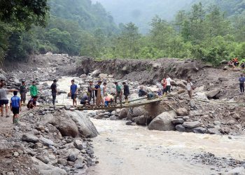 फड्के पुल निर्माण गर्दै स्थानीयवासी