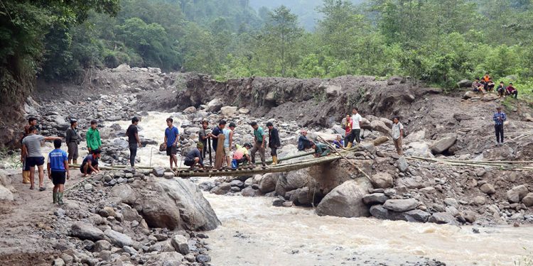 फड्के पुल निर्माण गर्दै स्थानीयवासी