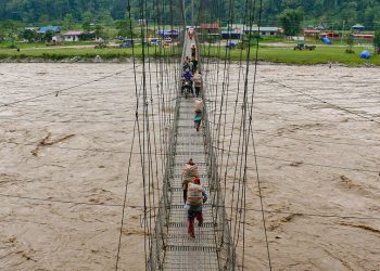 अरुण नदीमा बहाब