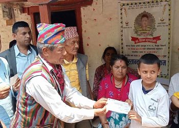 खोटाङ : वैदेशिक रोजगारीमा ज्यान गुमाएकाको परिवारलाई आर्थिक सहयोग