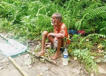 मोरङमा एक वृद्धलाई आफ्नै छोराबुहारीले जंगलमा लगेर छोडेपछि…