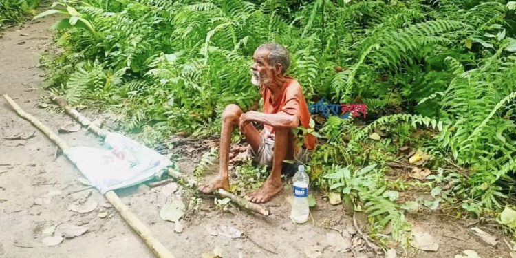 मोरङमा एक वृद्धलाई आफ्नै छोराबुहारीले जंगलमा लगेर छोडेपछि…