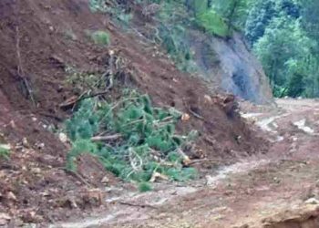 अविरल वर्षाले खोटाङका सडक अवरुद्ध