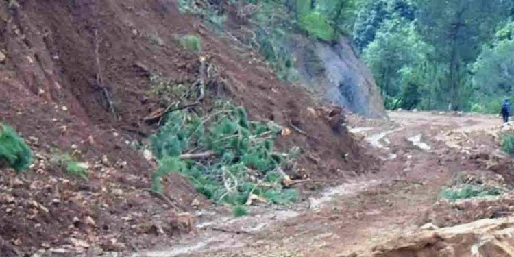 अविरल वर्षाले खोटाङका सडक अवरुद्ध