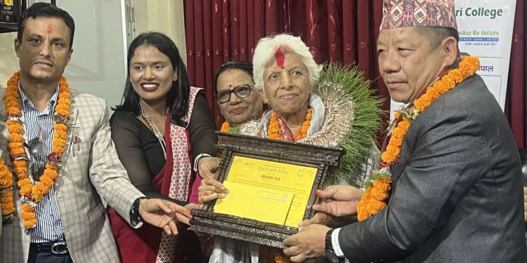 काव्य सन्ध्या गर्दै इटहरी लेडी जेसीजको सप्ताह कार्यक्रम समापन, वरिष्ठ कवि कुन्ता शर्मा सम्मानित