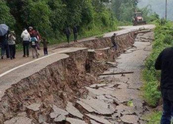 वर्षाका कारण भोजपुरमा सडक भासियो