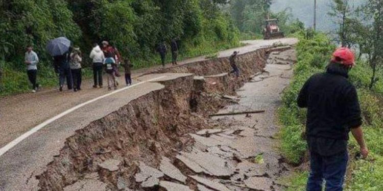 वर्षाका कारण भोजपुरमा सडक भासियो