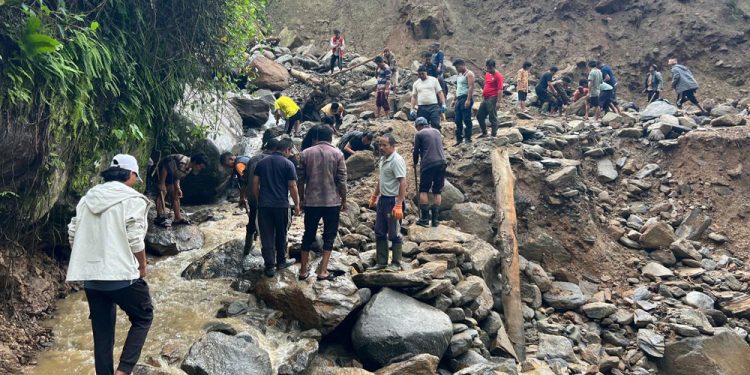 भोजपुर : श्रमदान गरेर अवरुद्ध सडक सञ्चालन