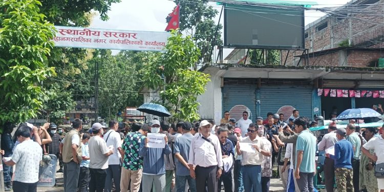 खानेपानी महसुलको विषयलाई लिएर ‘अराजक’ बन्यो धरान, केही विद्यार्थीसहित प्रहरीहरू घाइते