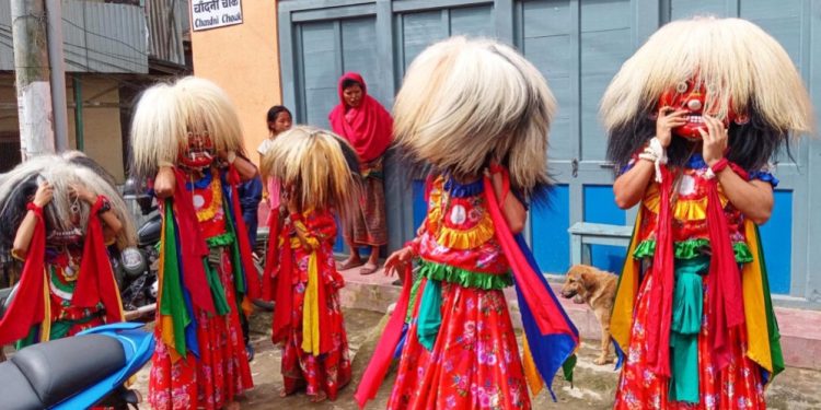 भोजपुर : युवाको सक्रियतामा परम्परागत लाखे नाच सुरु