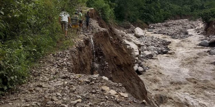 भोजपुर : सडक बगेपछि आवागमन कष्टकर