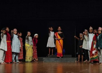 ८ कक्षामा पढ्ने विद्यार्थीको निर्देशनमा ‘बुद्धिमानी आमा’ नाटक मञ्चन