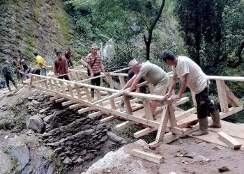 खोटाङ : काठेपुल निर्माणमा श्रमदान