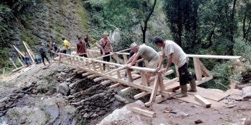 खोटाङ : काठेपुल निर्माणमा श्रमदान