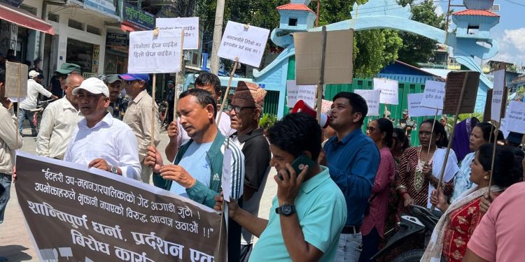 इटहरीका मेयर पौडेलविरूद्ध नारा – ‘नगरबासीले तिरेको कर, दुरुपयोग गर्न बन्द गर’