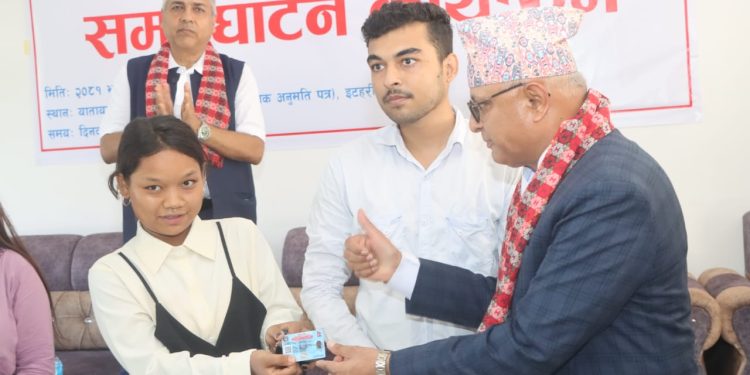 इटहरी यातायातबाट पहिलोपटक अस्थायी सवारी लाइसेन्स वितरण