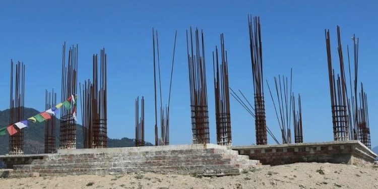 खोटाङमा निर्माणाधीन ‘ला ज्यालो वाङ थोप’ गुम्बा : उपभोक्ता समितिका कारण ६ वर्षदेखि अलपत्र