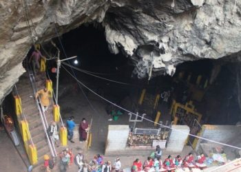 खोटाङको हलेसी मन्दिर प्रवेशद्वार र ढुङ्गे बगैँचा जाने कच्ची सडक ढलान