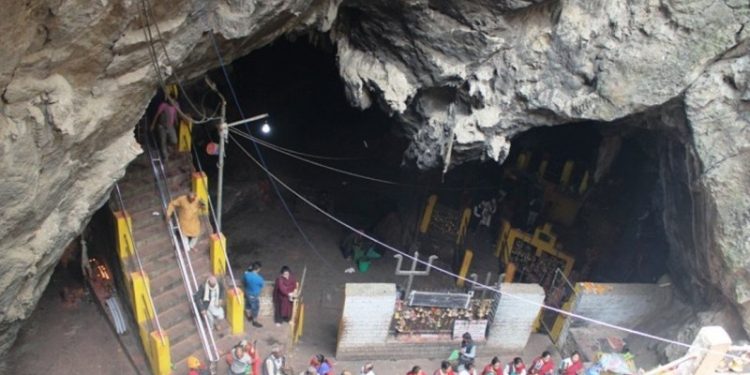 खोटाङको हलेसी मन्दिर प्रवेशद्वार र ढुङ्गे बगैँचा जाने कच्ची सडक ढलान