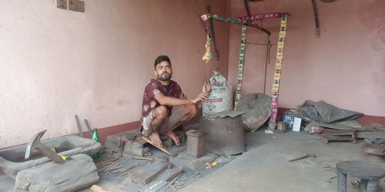 सुनसरीका राजा : जसले चुलेसी, कचिया, खुर्पीको बिक्री गरेर मासिक ५० हजार कमाउँछन्