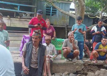 खोटाङमा बाढीपहिरो पीडित आफन्तकहाँ आश्रय लिएर दसैँ मनाउँदै