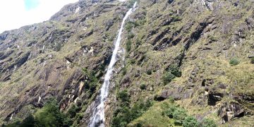 कञ्चनजङ्घा आधारशिविर जाने पदमार्गमा रहेको मनमोहक झर्ना