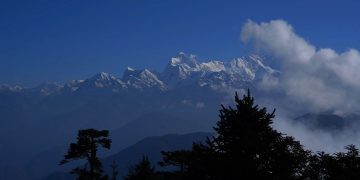 पाथीभरा मन्दिर परिसरबाट देखिएको हिमश्रृङ्खलाको दृश्य