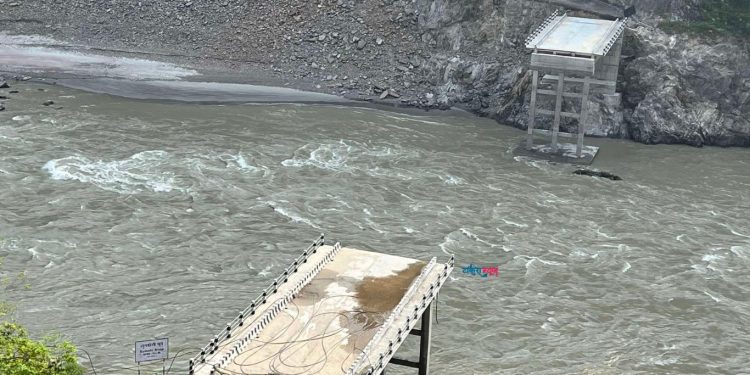 सडक विभागका टोलीद्वारा उदयपुर र खोटाङ जोड्ने फोक्सिङटार पुल निरीक्षण