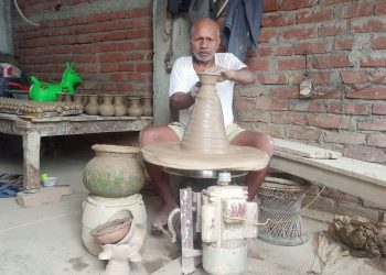 तिहार र छठपर्वलाई लक्षित गरी माटोका भाँडा बनाउन सुनसरीका कुम्भकारलाई भ्याइनभ्याई
