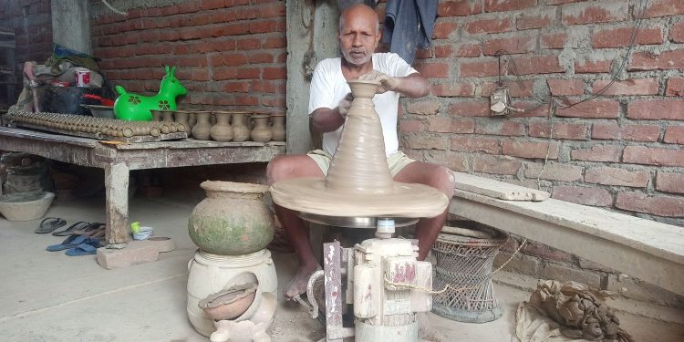 तिहार र छठपर्वलाई लक्षित गरी माटोका भाँडा बनाउन सुनसरीका कुम्भकारलाई भ्याइनभ्याई