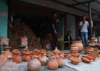 माटोका भाँडा बेचेर मासिक ८० हजारसम्म आम्दानी गर्दै इटहरीका सुरज