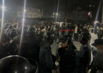 इटहरी दुर्घटना अपडेट : हवाई फायर गरी भीड नियन्त्रण, आक्रोशित स्थानीयले जलाए बस