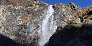 कञ्चनजङ्घा हिमाल जाने पदमार्गमा पर्ने झर्ना