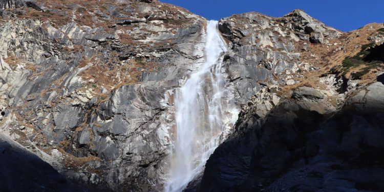 कञ्चनजङ्घा हिमाल जाने पदमार्गमा पर्ने झर्ना