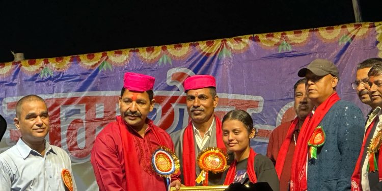 इटहरीकी सुवेक्षालाई एमबीबीएस पढ्न १५ लाख दिने मेयर हेमकर्ण पौडेलको घोषणा