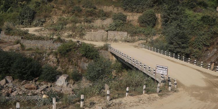 तेह्रथुम : मध्यपहाडी लोकमार्गको खरङ्वा–यावरा खण्ड कालोपत्र