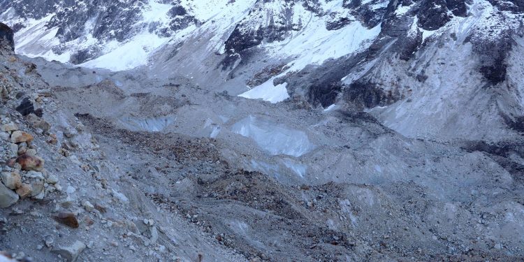 हिमनदीले कोरेको जोखिमपूर्ण मार्ग
