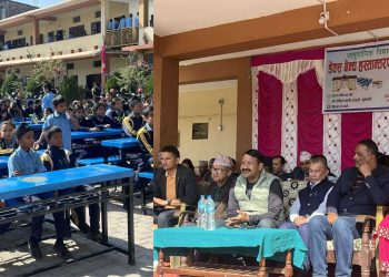 इटहरीका सामुदायिक विद्यालयमा उपमहानगरको ‘डेक्स बेन्च’
