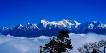 पाथिभराबाट देखिएको हिमश्रृङ्खलाको दृश्य