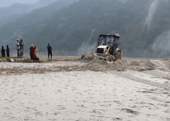 खोटाङ : बाढीले थुपारेको गेगर हटाउन सहयोग गर्दै हलेसी तुवाचुङ नगरपालिका