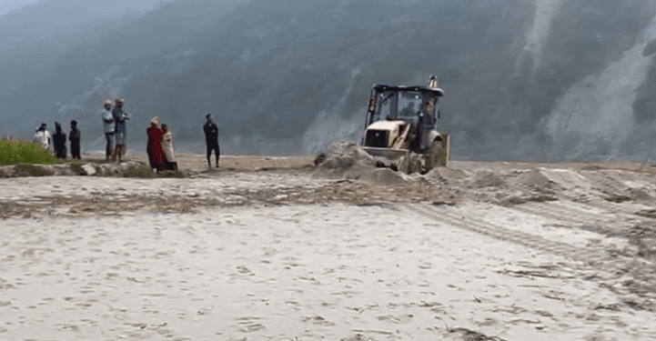 खोटाङ : बाढीले थुपारेको गेगर हटाउन सहयोग गर्दै हलेसी तुवाचुङ नगरपालिका