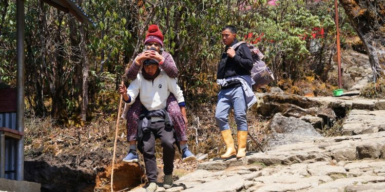 पाथीभराको दर्शन गरेर फर्कँदै तीर्थयात्री