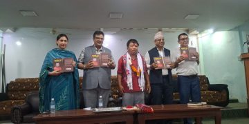 विराटनगर महानगरले महावीर पुनको दुई लाख बराबरको पुस्तक किन्यो